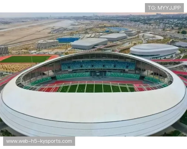 体育场上格局激烈，双方势均力敌拼尽全力，体育场场景